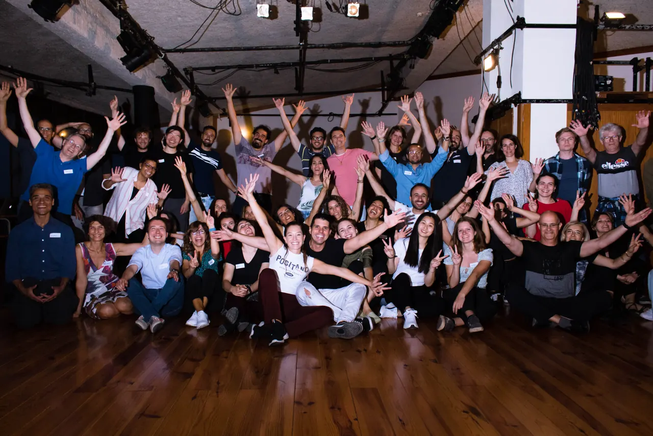 Foto de grupo da comunidade na sala de aulas