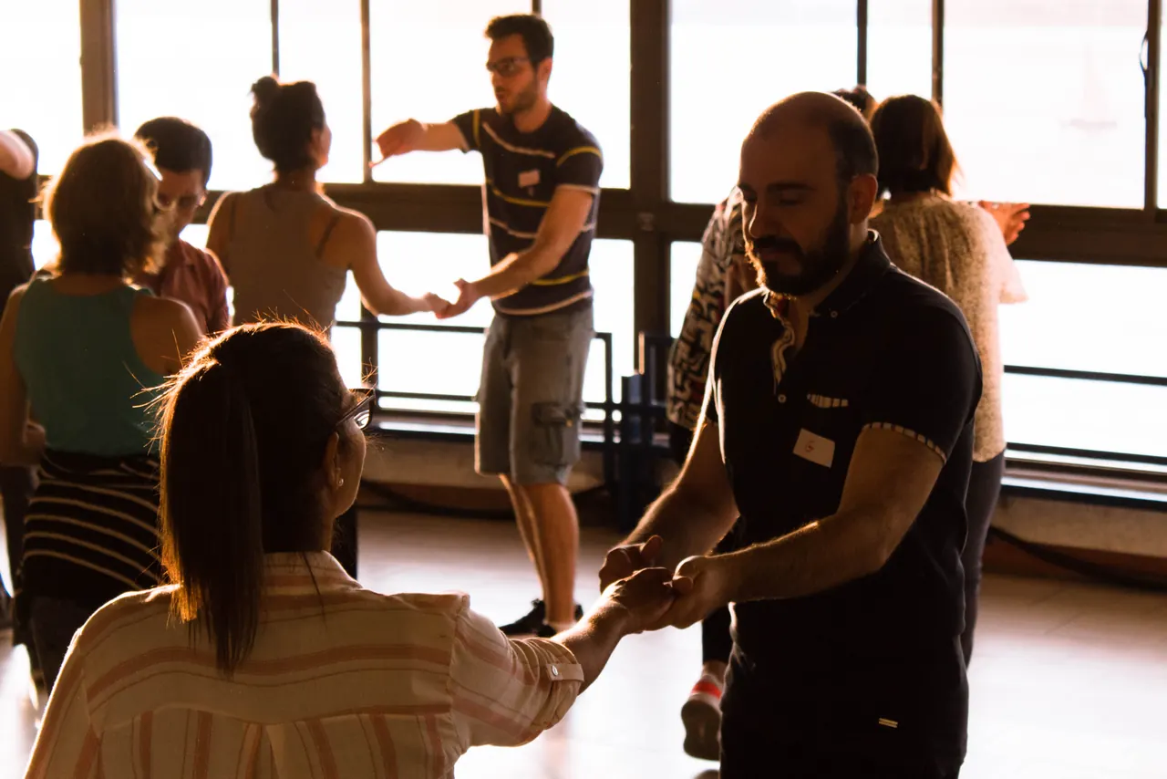 Um par a praticar durante uma aula